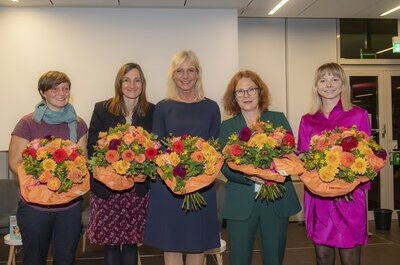 Gruppenfoto Inputgeberinnen mit Blumensträußen