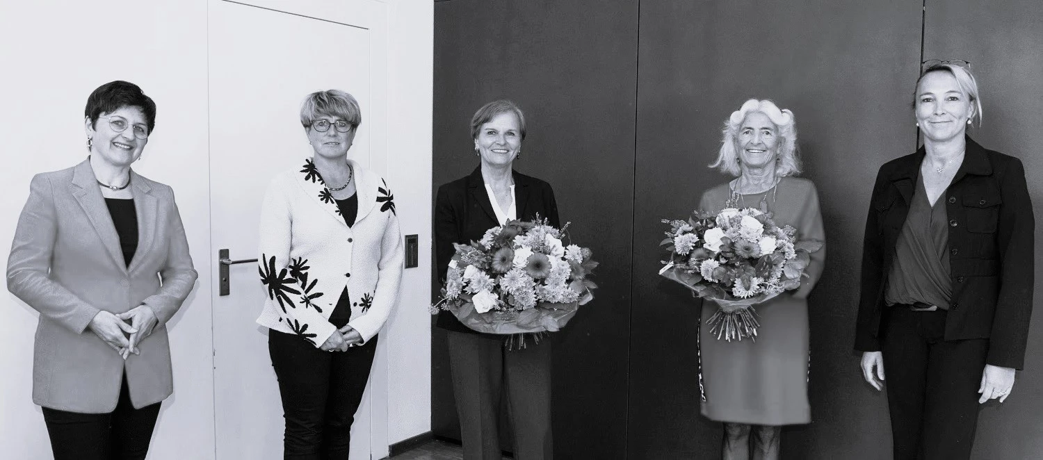 Foto von Präsidium des Bayerischen Landesfrauenrates mit Ehrenpräsidentin (in Schwarz-Weiß)