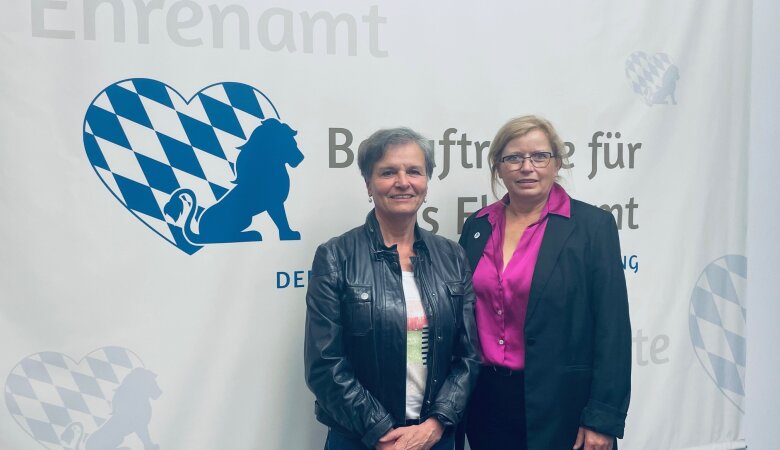 BayLFR-Präsidentin Monika Meier-Pojda mit Gabi Schmidt, MdL und Bayerische Ehrenamtsbeauftragte