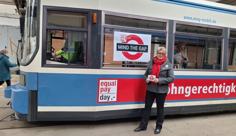 Vizepräsidentin Katharina Geiger vor der Equal Pay Day-Tram am Equal Pay Day 2024