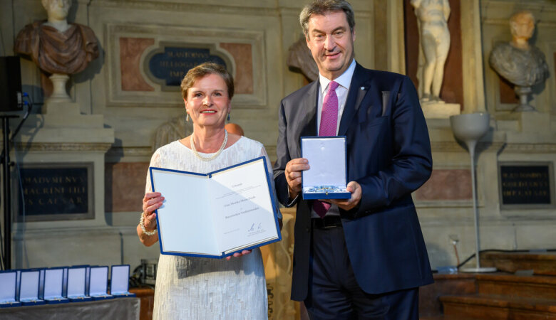 Ministerpräsident Markus Söder überreicht Monika Meier-Pojda den Bayerischen Verdienstorden